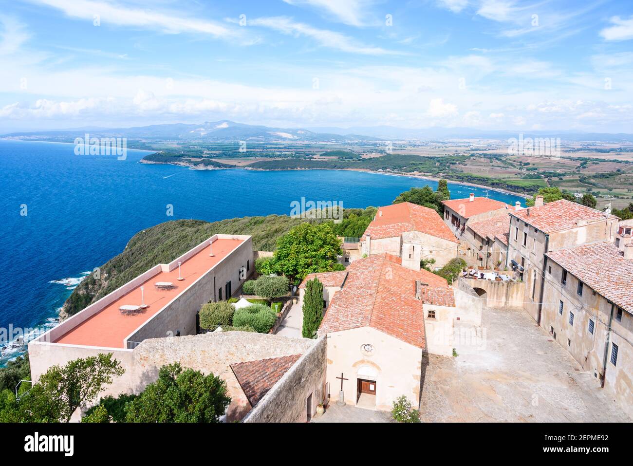 Vista sul borgo antico di Populonia e sul golfo di baratti. toscana. Italia Foto Stock