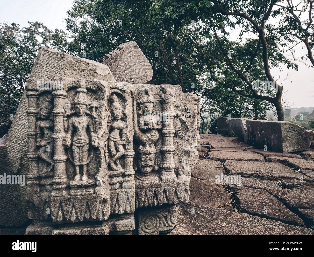 Bell'interno del Tempio di Bamuni collina di Tezpur, India. templi vintage o tempio indiano pietra. Vecchio tempio indiano o vecchio tempio di Assam. Foto Stock