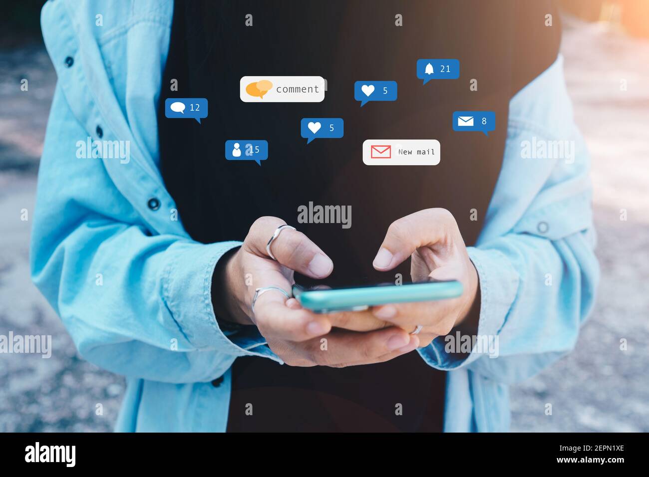 Woman Happy Riproduci i social media sullo smartphone con l'icona della comunicazione. Concetto di tecnologia. Foto Stock