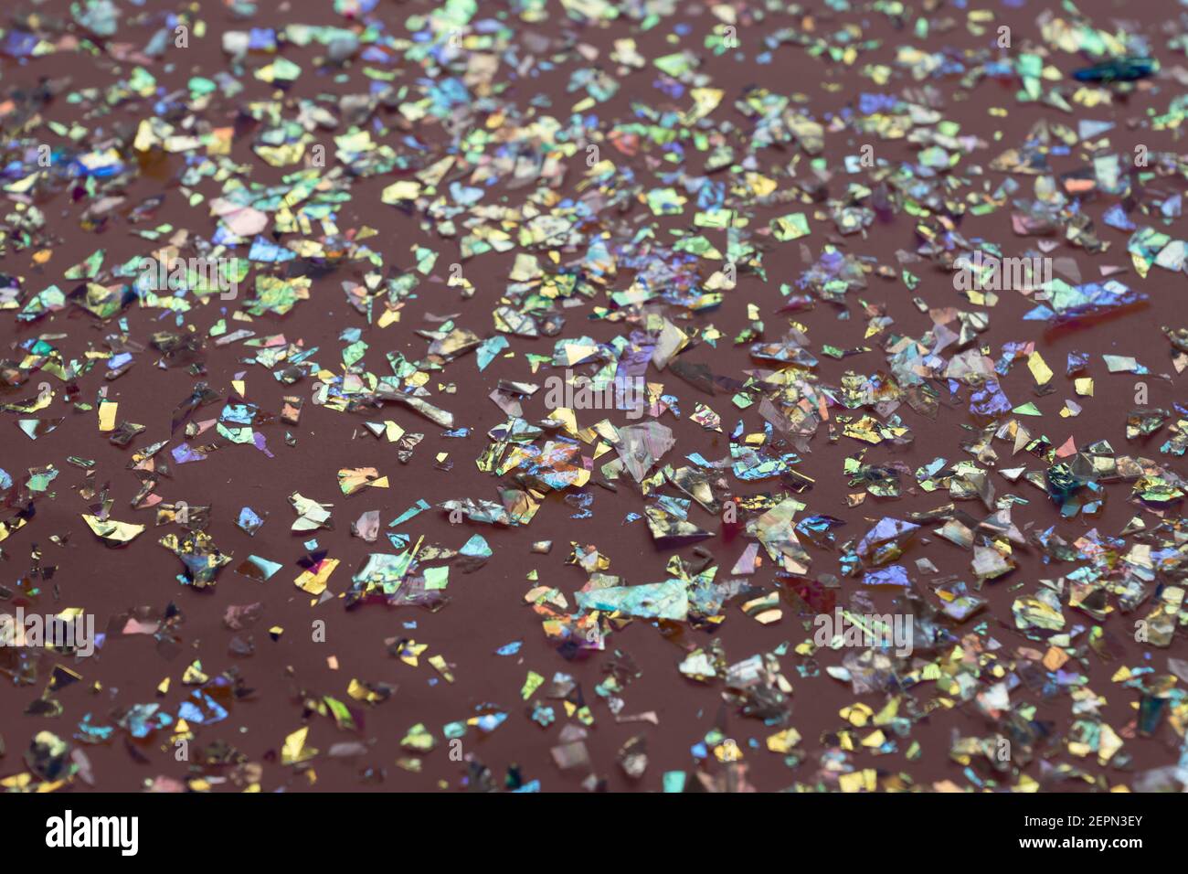 Confetti di perle al neon e sfondo scintillante. Vista dall'alto, disposizione piatta. CopySpace per il testo. Sfondo luminoso e festoso. Per Natale, Capodanno, M. Foto Stock