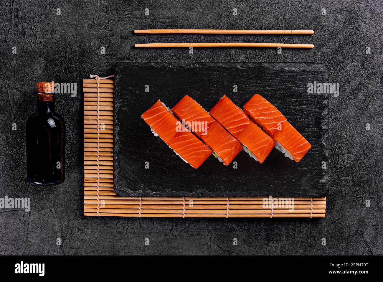 Philadelphia Roll sushi con salmone, anguilla affumicata, cetriolo, avocado, crema di formaggio, caviale rosso. Menu Sushi. Il cibo giapponese. Foto Stock