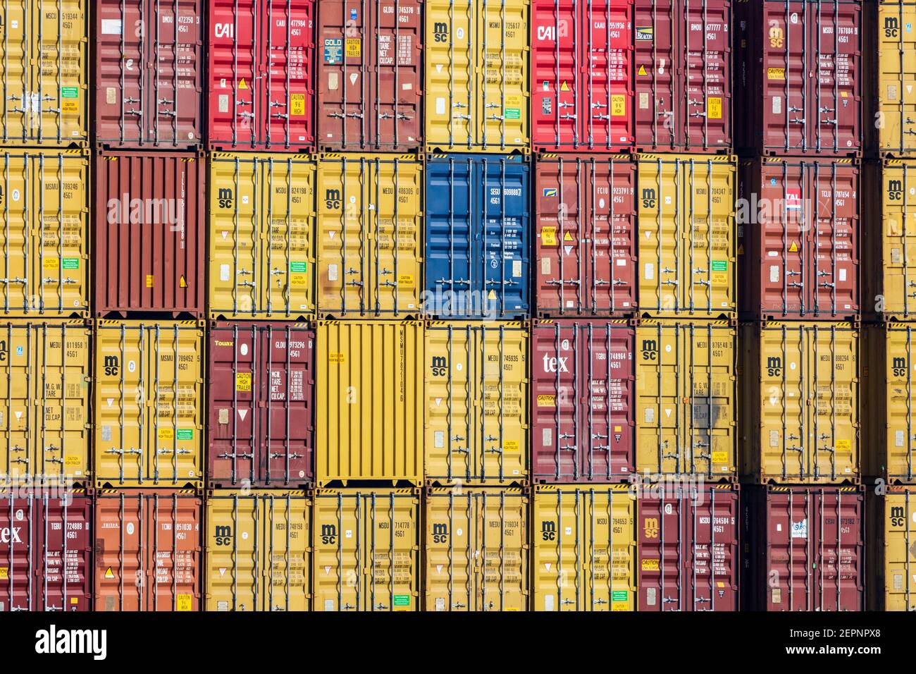 Container impilati intermodali, ISO o di spedizione presso il terminal dei container DuisPort, porto di Ruhrort, Duisburg, Germania Foto Stock
