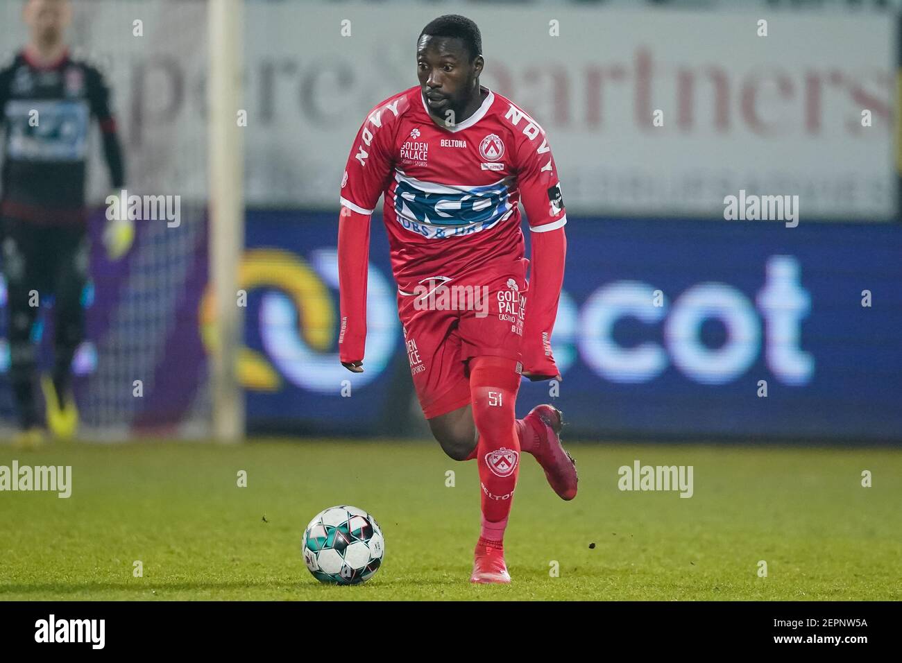 KORTRIJK, BELGIO - FEBBRAIO 27: Eric Ocansey di KV Kortrijk durante la  partita della Jupiler Pro League tra KV Kortrijk e Zulte Waregem a  Guldensporen Foto stock - Alamy