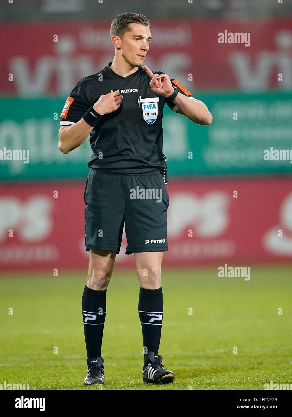 KORTRIJK, BELGIO - FEBBRAIO 27: Arbitro Jonathan Lardot durante la partita della Jupiler Pro League tra KV Kortrijk e Zulte Waregem a Guldensporenstad Foto Stock