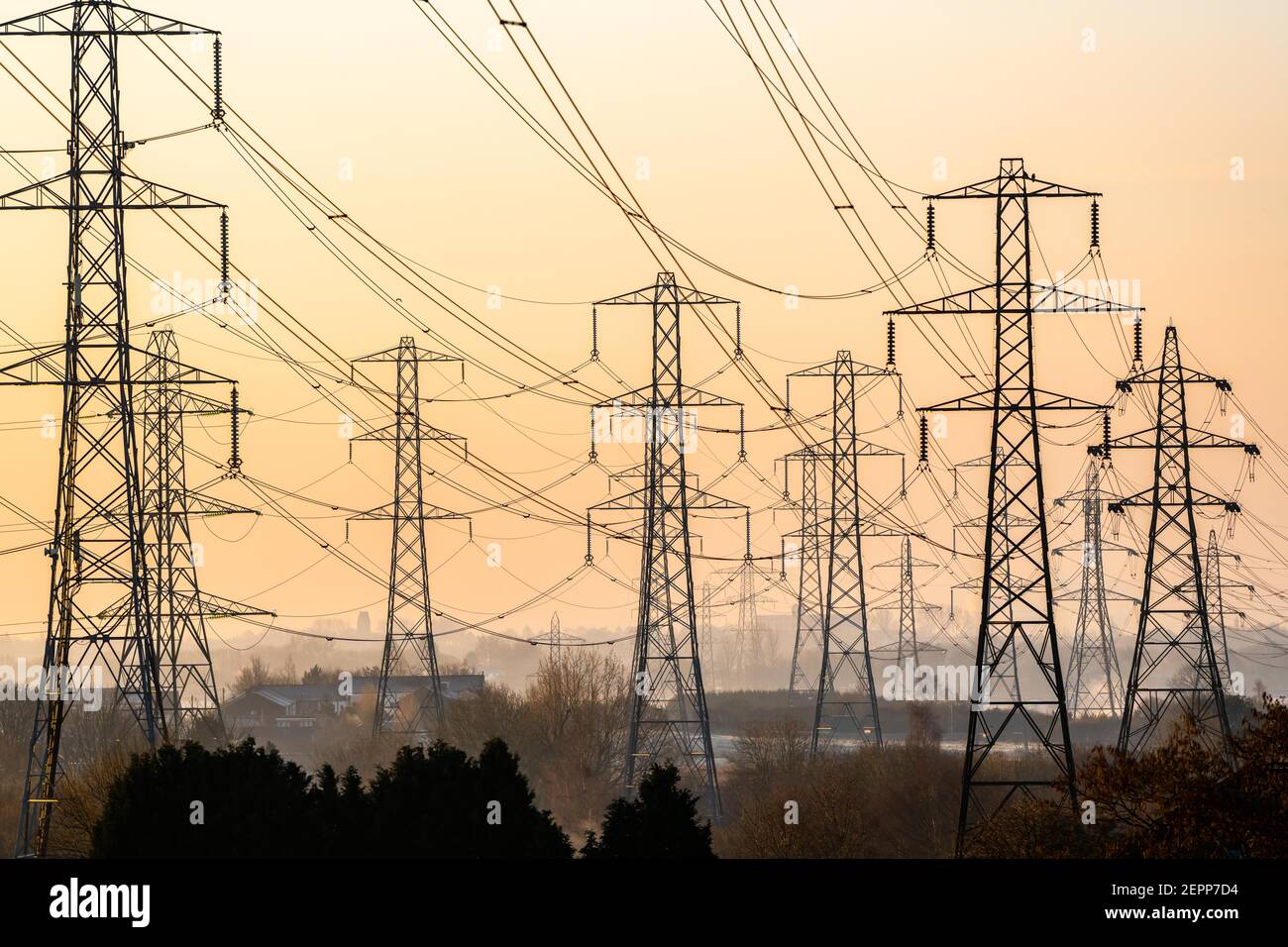 Piloni elettrici a Bolton, Regno Unito. Foto Stock