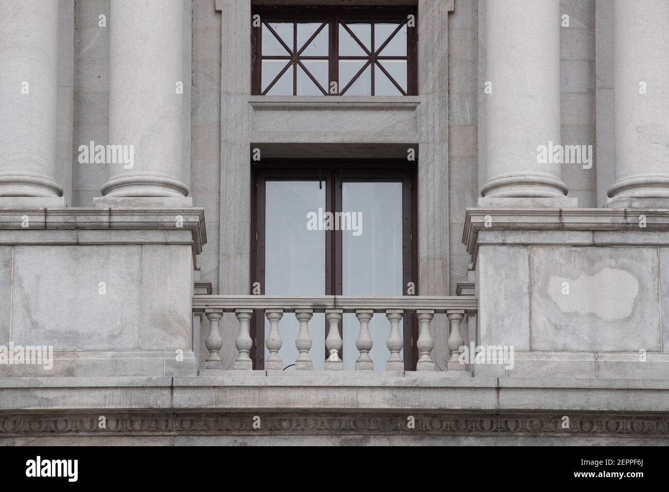 Harrisburg, Stati Uniti. 27 Feb 2021. Il balcone all'esterno dell'Office.about del Governatore tenente della Pennsylvania John Fetterman's Office.about 40 persone si sono riunite sui gradini del Campidoglio di Stato della Pennsylvania per il '1° emendamento--i conservatori che sono censurati' rally. Credit: SOPA Images Limited/Alamy Live News Foto Stock