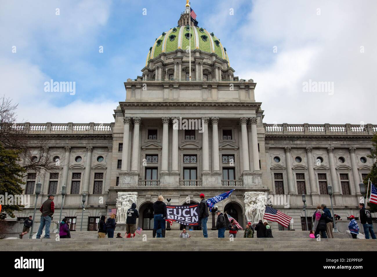 Harrisburg, Stati Uniti. 27 Feb 2021. Manifestanti che detengono bandiere sui gradini del Campidoglio dello Stato della Pennsylvania. Circa 40 persone si sono riunite sui gradini del Campidoglio dello Stato della Pennsylvania per il '1° emendamento--i conservatori sono censurati' rally. Credit: SOPA Images Limited/Alamy Live News Foto Stock