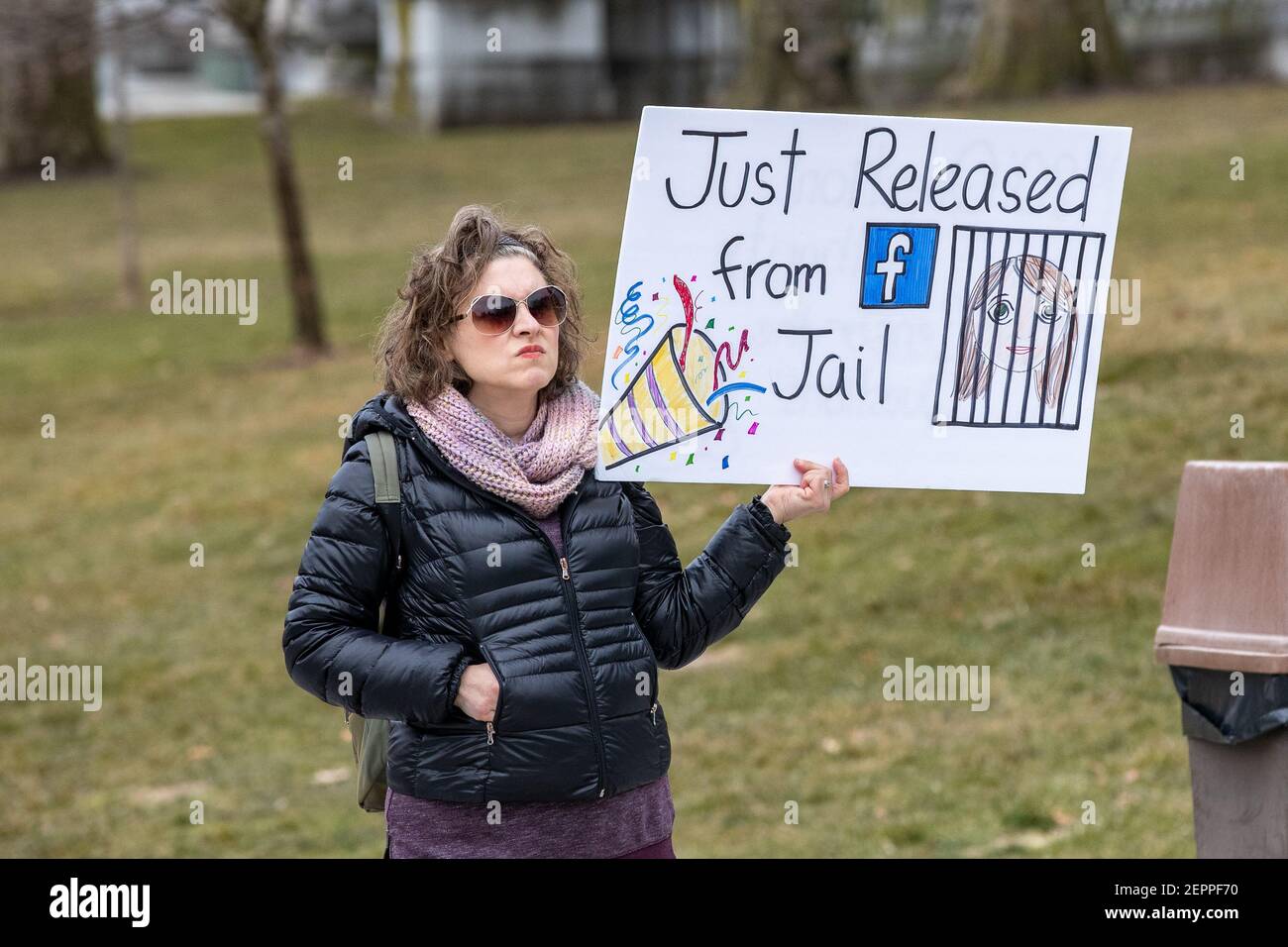 Harrisburg, Stati Uniti. 27 Feb 2021. Un manifestante tiene un cartello che esprime la sua opinione al Campidoglio di Stato della Pennsylvania.circa 40 persone si sono riunite sui gradini del Campidoglio di Stato della Pennsylvania per il '1° emendamento--i conservatori che sono censurati' rally. Credit: SOPA Images Limited/Alamy Live News Foto Stock