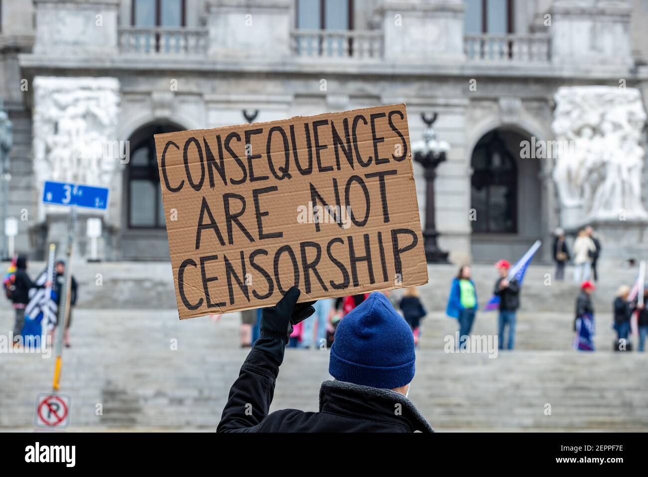Harrisburg, Stati Uniti. 27 Feb 2021. Un protestante tiene un cartello che esprime la sua opinione dall'altra parte della strada rispetto al Campidoglio dello Stato della Pennsylvania. Circa 40 persone si sono riunite sui gradini del Campidoglio dello Stato della Pennsylvania per il '1° emendamento--i conservatori sono censurati' rally. Credit: SOPA Images Limited/Alamy Live News Foto Stock
