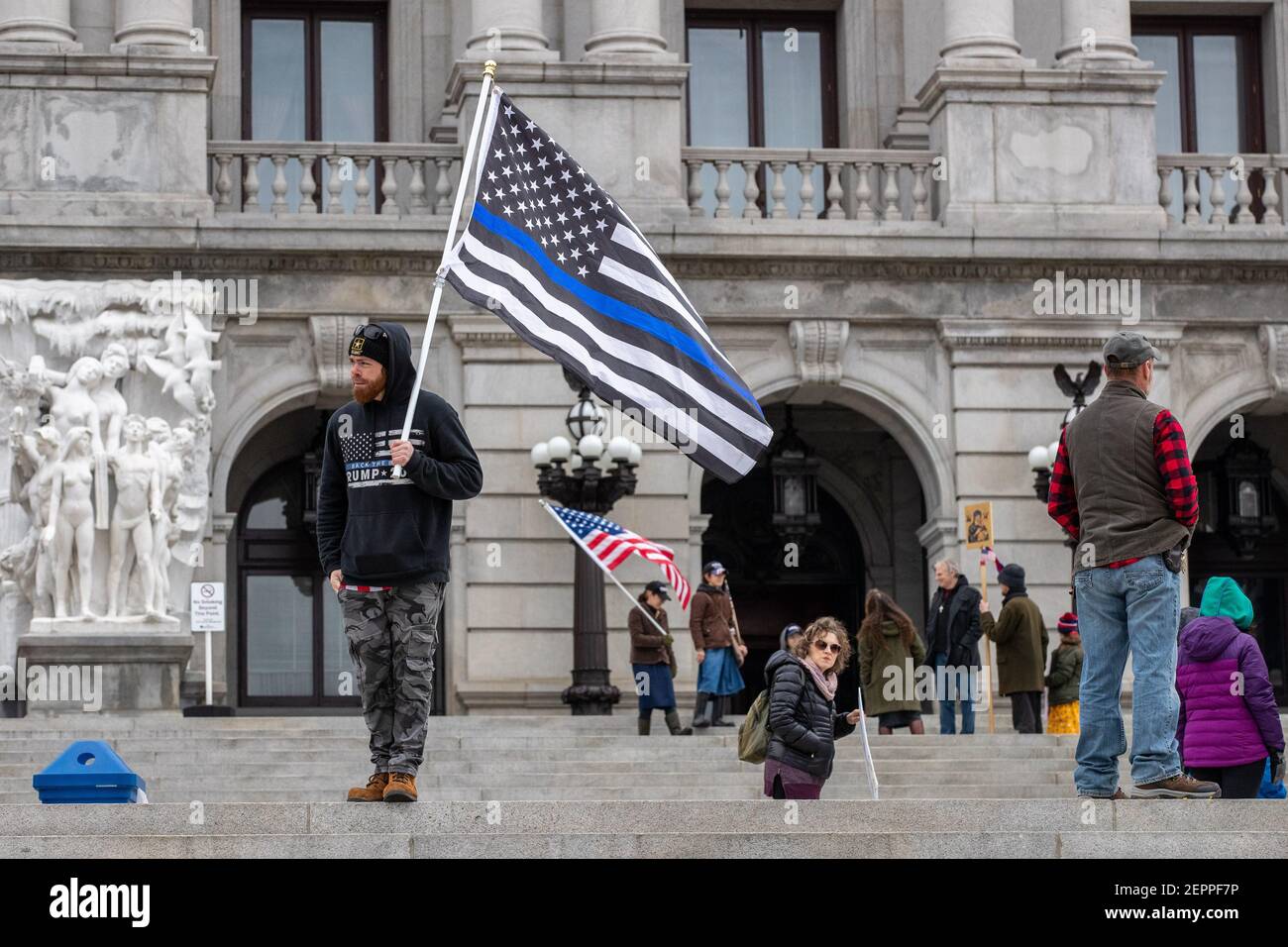 Harrisburg, Stati Uniti. 27 Feb 2021. Un protestante tiene una bandiera blu della materia di vite davanti al Campidoglio di Stato della Pennsylvania.circa 40 persone si sono riunite sui gradini del Campidoglio di Stato della Pennsylvania per il '1° emendamento--i conservatori che sono censurati 'rally. Credit: SOPA Images Limited/Alamy Live News Foto Stock