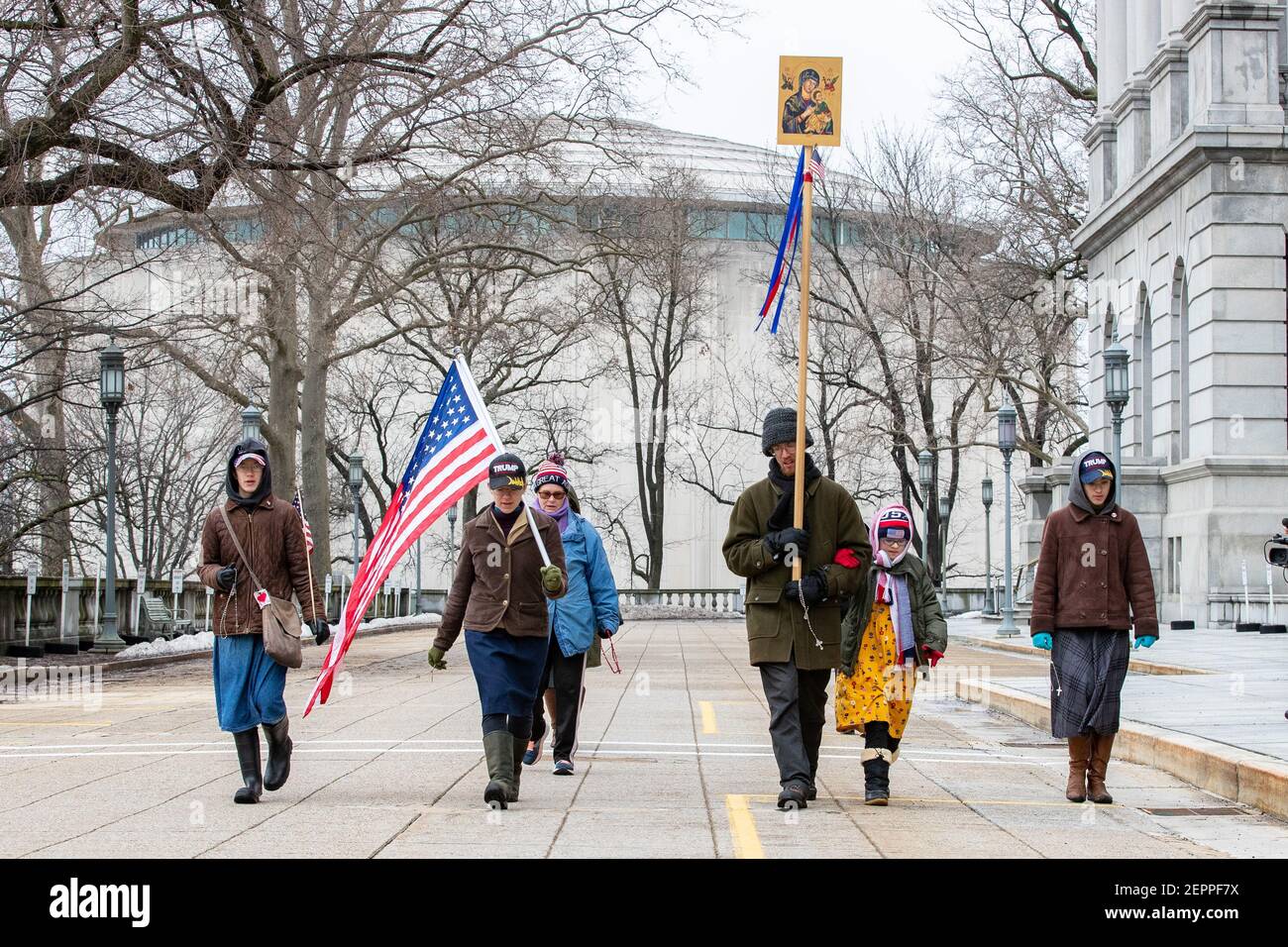Harrisburg, Stati Uniti. 27 Feb 2021. Il gruppo Pro-Trump conosciuto come i marchers di Jericho cammina intorno al Campidoglio dello Stato della Pennsylvania mentre pregava e trasportava i rosari.circa 40 persone si sono riunite sui gradini del Campidoglio dello Stato della Pennsylvania per il '1° emendamento--i conservatori sono censurati' rally. Credit: SOPA Images Limited/Alamy Live News Foto Stock