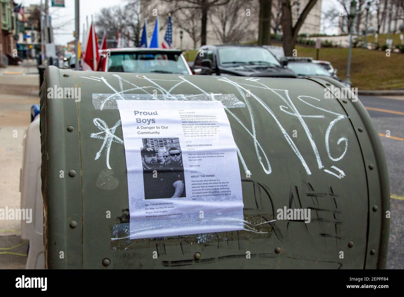 Harrisburg, Stati Uniti. 27 Feb 2021. Un volantino che dice 'Proud Boys' visto registrato ad una scatola di relè postale vicino al Campidoglio di Stato della Pennsylvania.circa 40 persone si sono riunite sui gradini del Campidoglio di Stato della Pennsylvania per il '1 ° emendamento--conservatori che sono censurati' rally. Credit: SOPA Images Limited/Alamy Live News Foto Stock