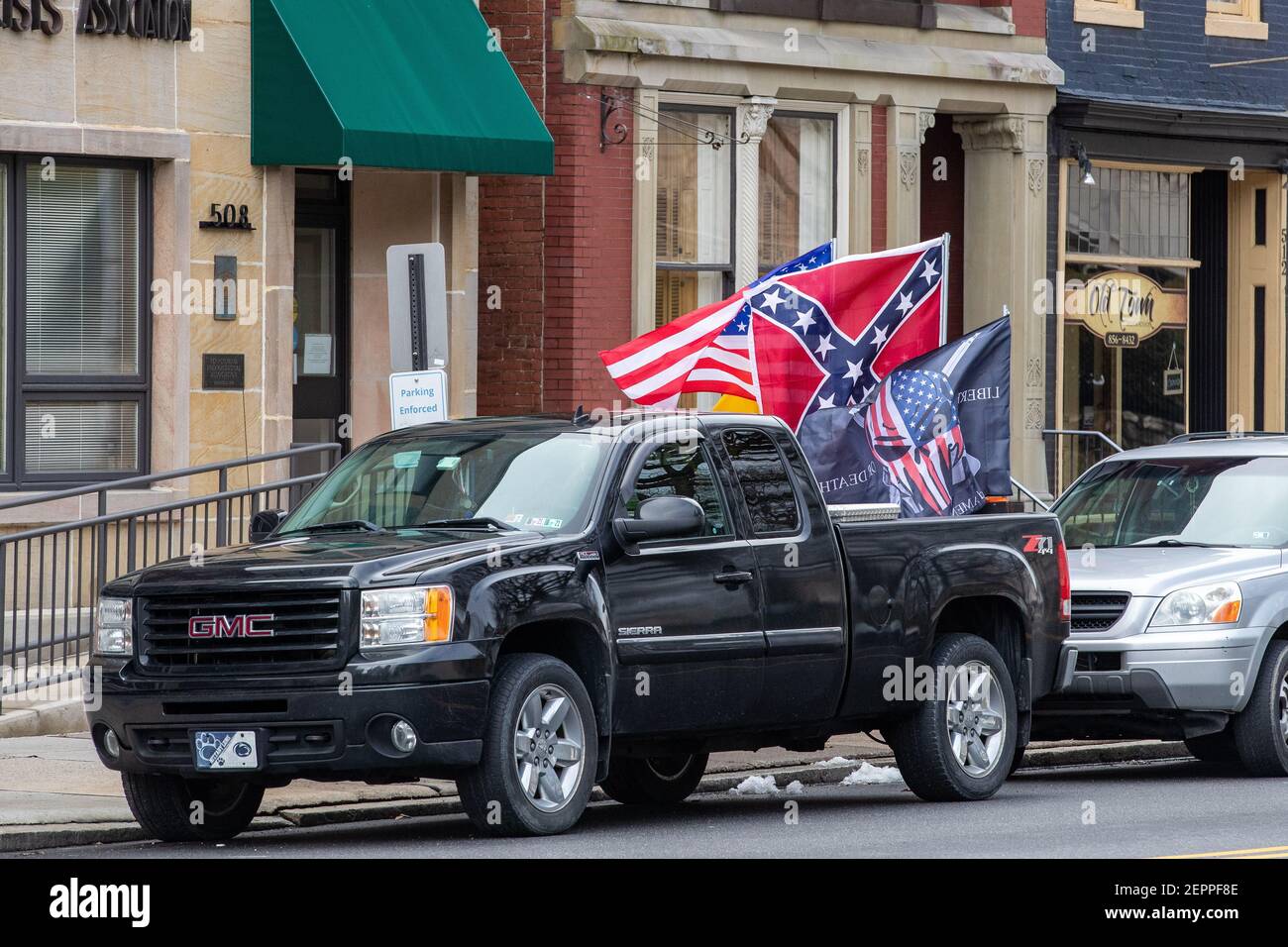 Harrisburg, Stati Uniti. 27 Feb 2021. Un camion di pick-up con varie bandiere visto parcheggiato di fronte alla strada dalla Pennsylvania state Capitol.About 40 persone si sono riunite sui gradini del Campidoglio di Stato della Pennsylvania per il '1 ° emendamento--conservatori che sono censurati 'rally. Credit: SOPA Images Limited/Alamy Live News Foto Stock