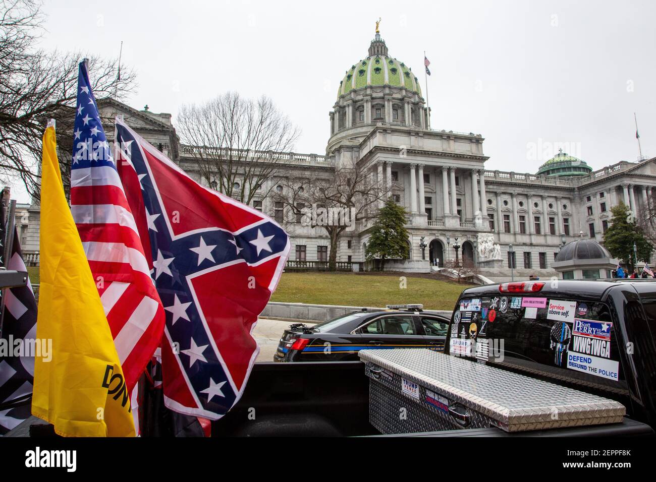 Harrisburg, Stati Uniti. 27 Feb 2021. Un camion di pick-up con una bandiera confederata e adesivi politici visto parcheggiato di fronte alla strada dalla Pennsylvania state Capitol.about 40 persone si sono riunite sui gradini della Pennsylvania state Capitol per il '1 ° emendamento--conservatori che sono censurati 'rally. Credit: SOPA Images Limited/Alamy Live News Foto Stock