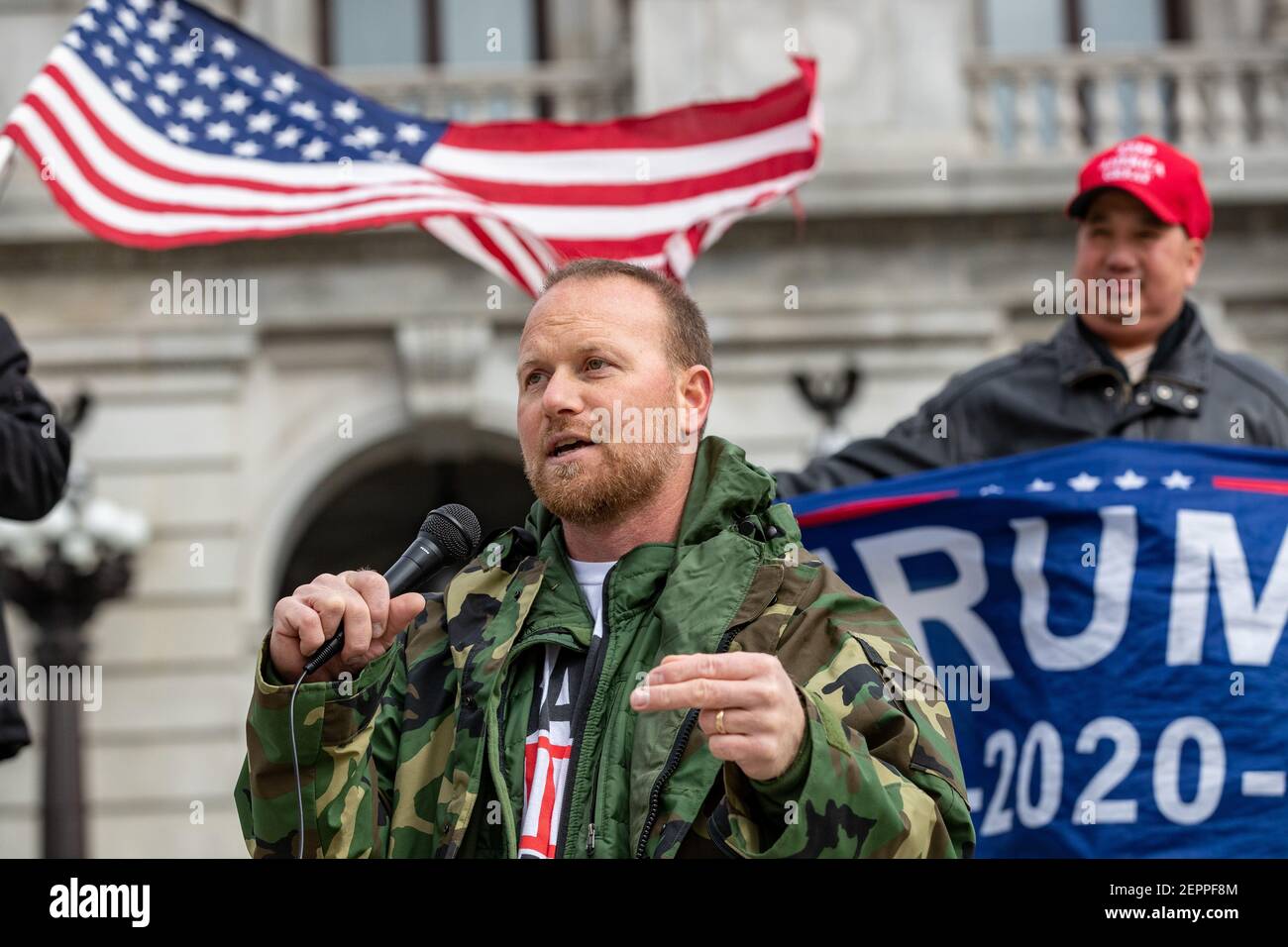 Harrisburg, Stati Uniti. 27 Feb 2021. Un protestante parla attraverso un microfono al Campidoglio dello Stato della Pennsylvania.circa 40 persone si sono riunite sui gradini del Campidoglio dello Stato della Pennsylvania per il '1° emendamento--i conservatori che sono censurati' rally. Credit: SOPA Images Limited/Alamy Live News Foto Stock
