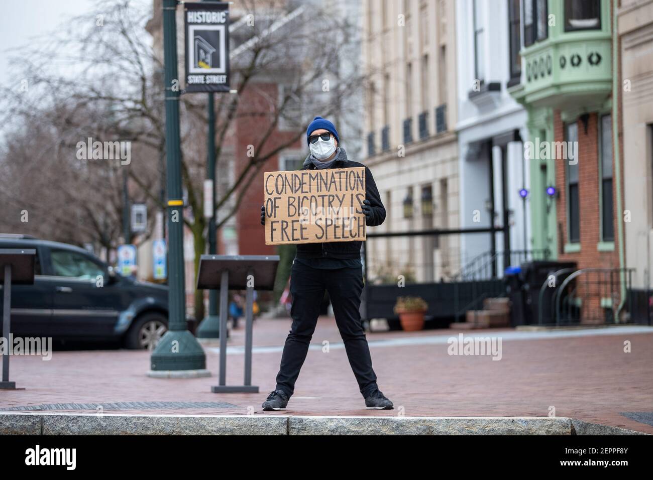 Harrisburg, Stati Uniti. 27 Feb 2021. Un contro-protester tiene un cartello che esprime la sua opinione dall'altra parte della strada rispetto al Campidoglio dello Stato della Pennsylvania.circa 40 persone si sono riunite sui gradini del Campidoglio dello Stato della Pennsylvania per il '1° emendamento--i conservatori che sono censurati' rally. Credit: SOPA Images Limited/Alamy Live News Foto Stock