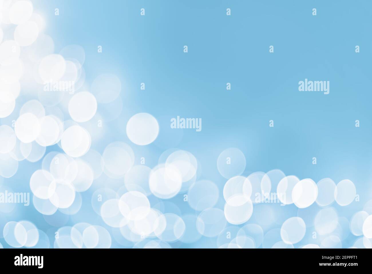 Azzurro vacanza bokeh astratto Natale sfondo bianco schizzi Foto Stock