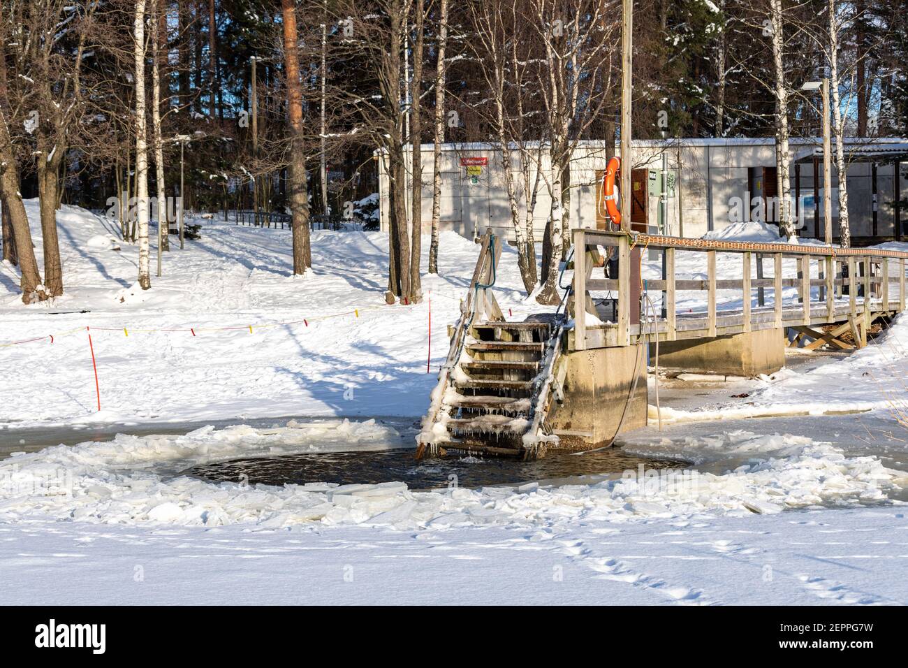 Avanto o buca nel ghiaccio per nuotare in inverno alla spiaggia di Munkkiniemenranta nel distretto di Munkkiniemi di Helsinki, Finlandia Foto Stock