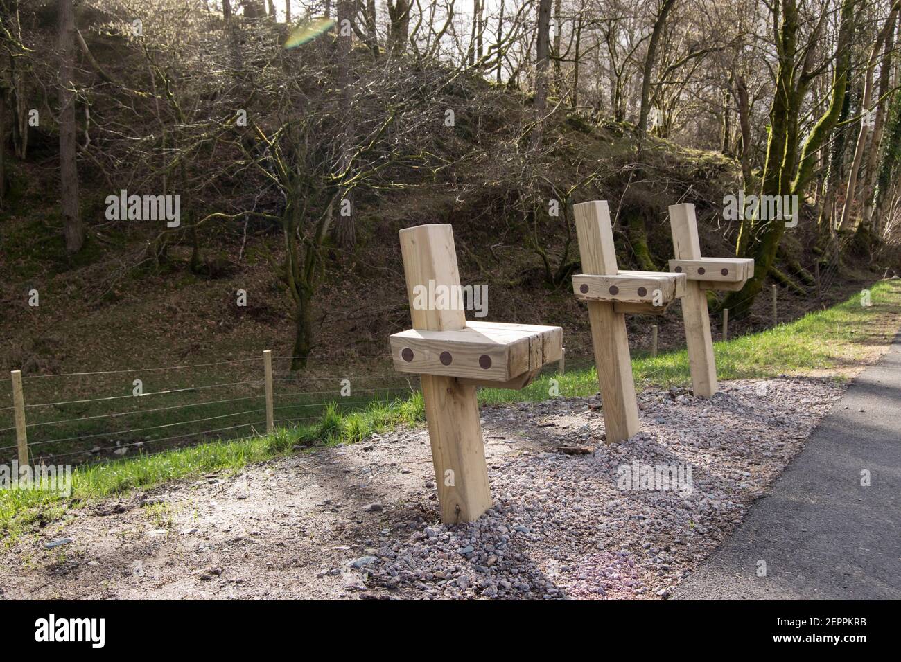 Posti a sedere all'aperto socialmente distanziati su un sentiero locale Foto Stock