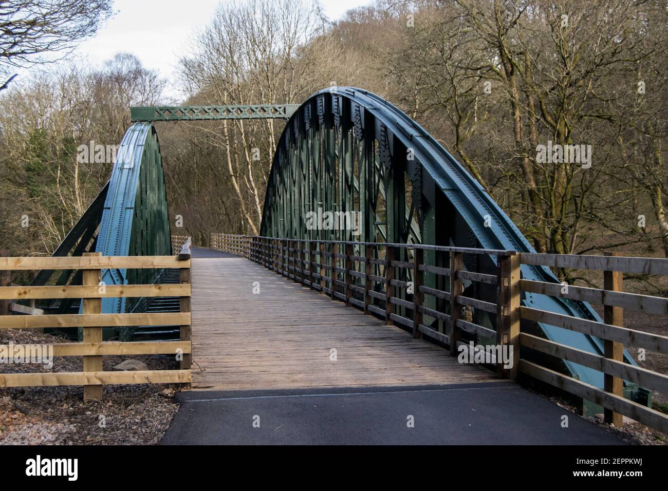 Vecchio ponte ferroviario in acciaio su un percorso costa-costa Foto Stock