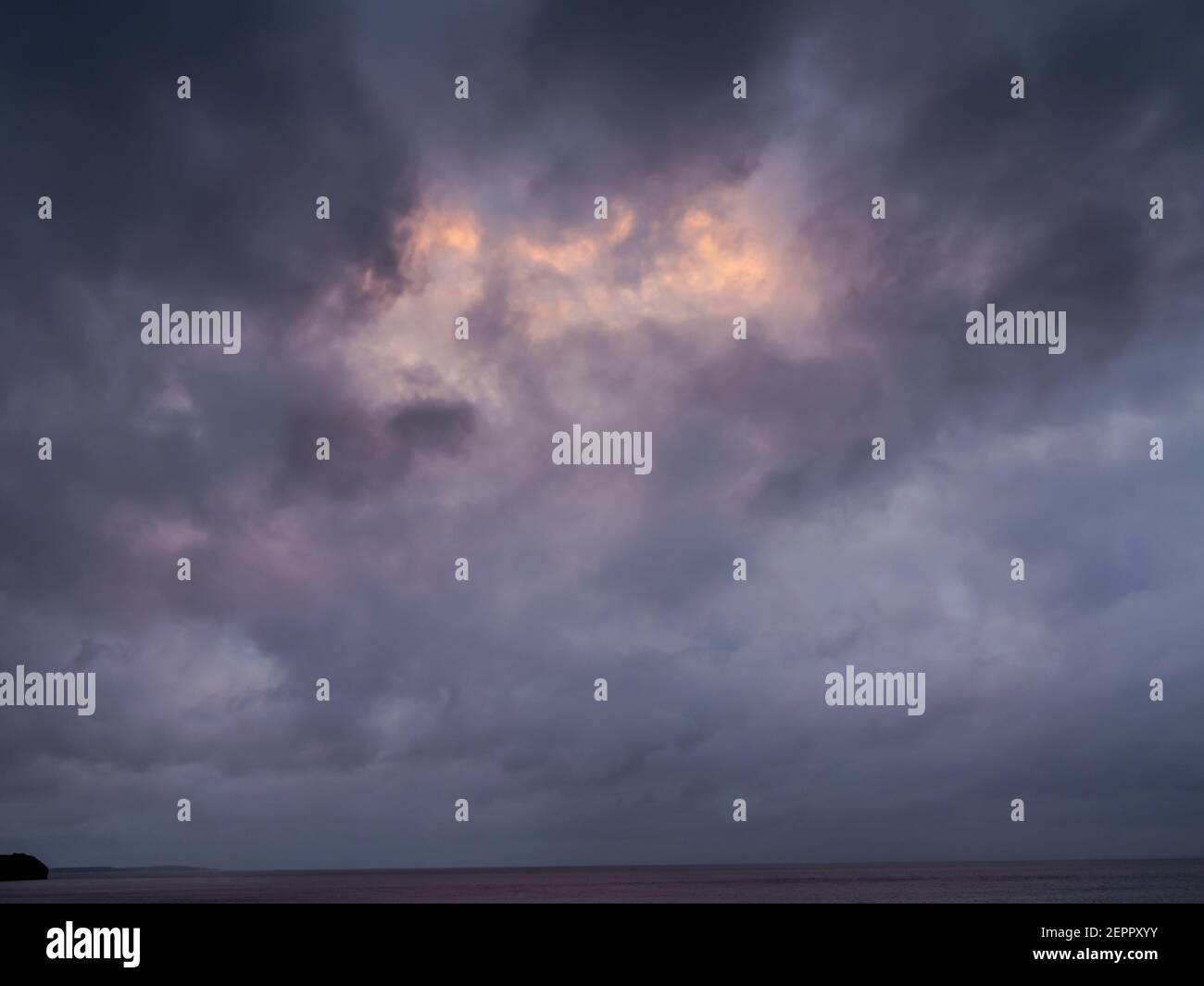 Una leggera tinta nella copertura nuvolosa Foto Stock