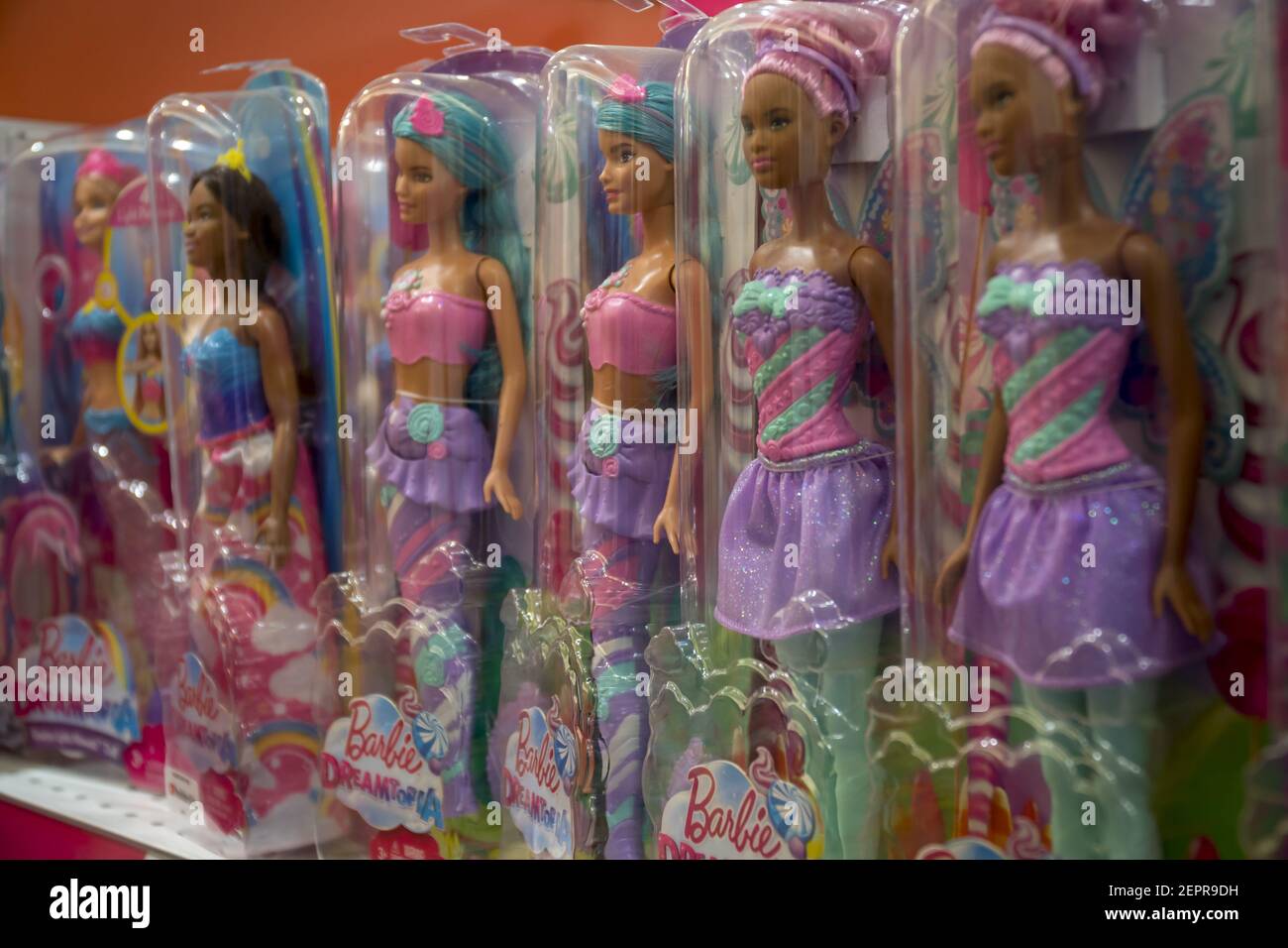 Un assortimento di varie bambole Barbie Mattel nel sito Toys R US a Times  Square a New York venerdì 2 febbraio 2018. Mattel ha recentemente segnalato  le vendite del quarto trimestre, la