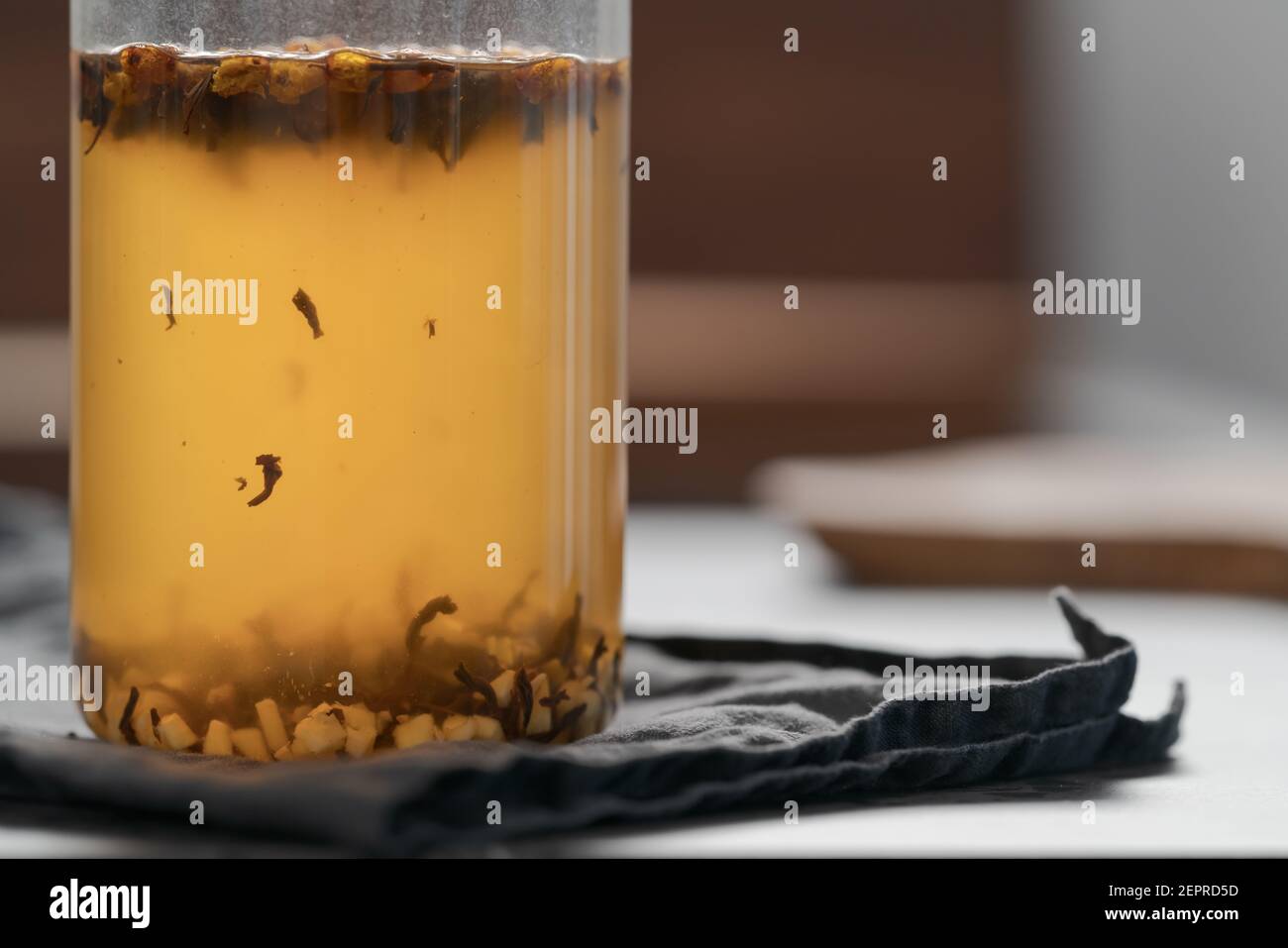 preparare il tè con lo zenzero nel bicchiere, a fuoco basso Foto Stock