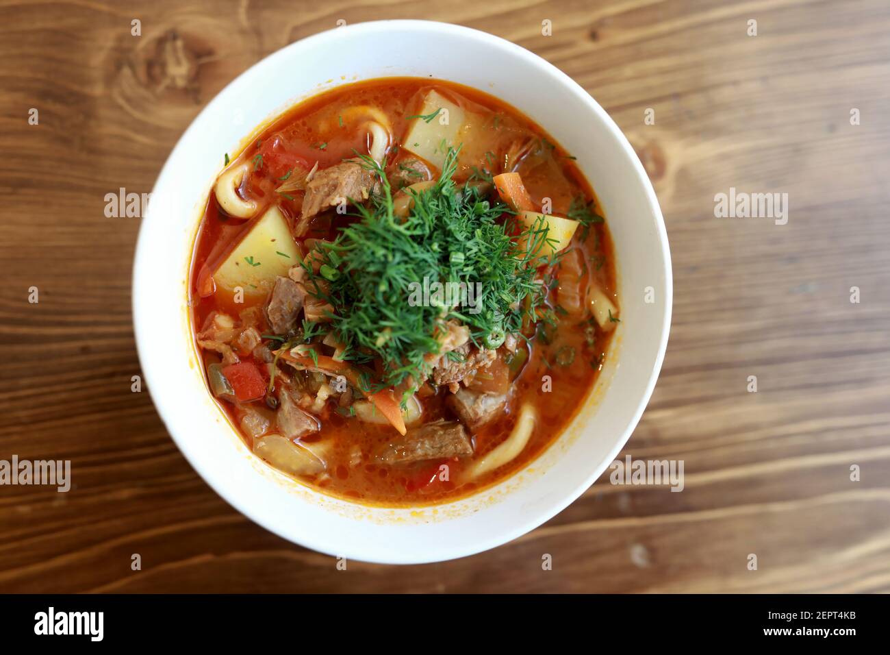 Ciotola di zuppa di lagman sul tavolo nel ristorante Foto Stock