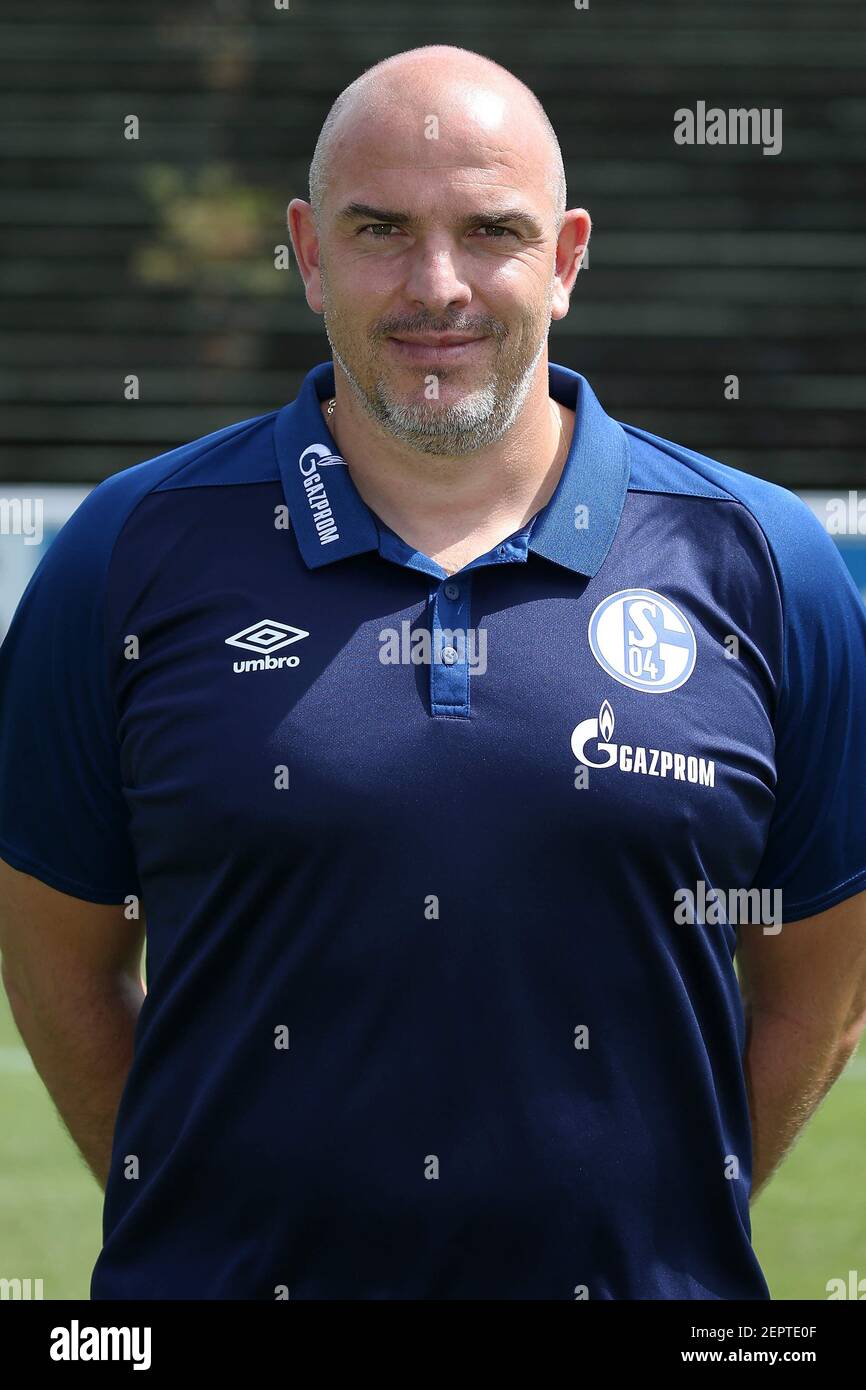 Gelsenkirchen, Germania. Firo: 31.07.2018 Calcio, U19, A-Juniors Bundesliga, stagione 2018/2019 FC Schalke 04, appuntamento per squadra e ritratto allenatore goalwart Mathias Schober (FC Schalke 04 U19) -ritratto, colpo di testa, gesto- | utilizzo nel mondo Credit: dpa/Alamy Live News 2018 Foto Stock