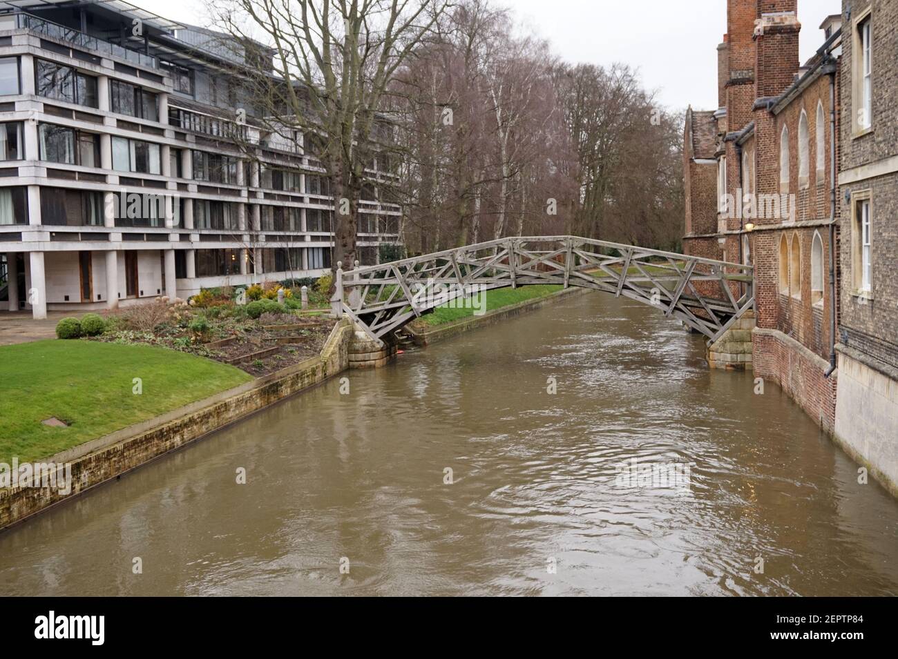 Matematical Bridge sul River Cam, ad un livello elevato rispetto al tempo invernale bagnato, Queen's College, Cambridge, UK Foto Stock