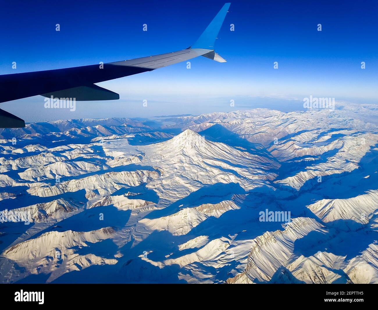 Splendido paesaggio con la montagna più alta dell'Iran Demavend. Vista dalla finestra dell'aereo. Foto Stock