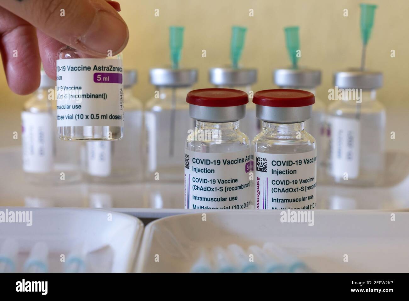 Apolda, Germania. 28 Feb 2021. I vaccini di AstraZeneca sono pronti per la vaccinazione con Corona presso il centro di vaccinazione di Apolda. Oggi, nei centri di vaccinazione della Turingia, un totale di 5350 dipendenti delle scuole elementari e speciali e degli asili è previsto che ricevano la prima vaccinazione a Corona. Credit: Michael Reichel/dpa-Zentralbild/dpa/Alamy Live News Foto Stock