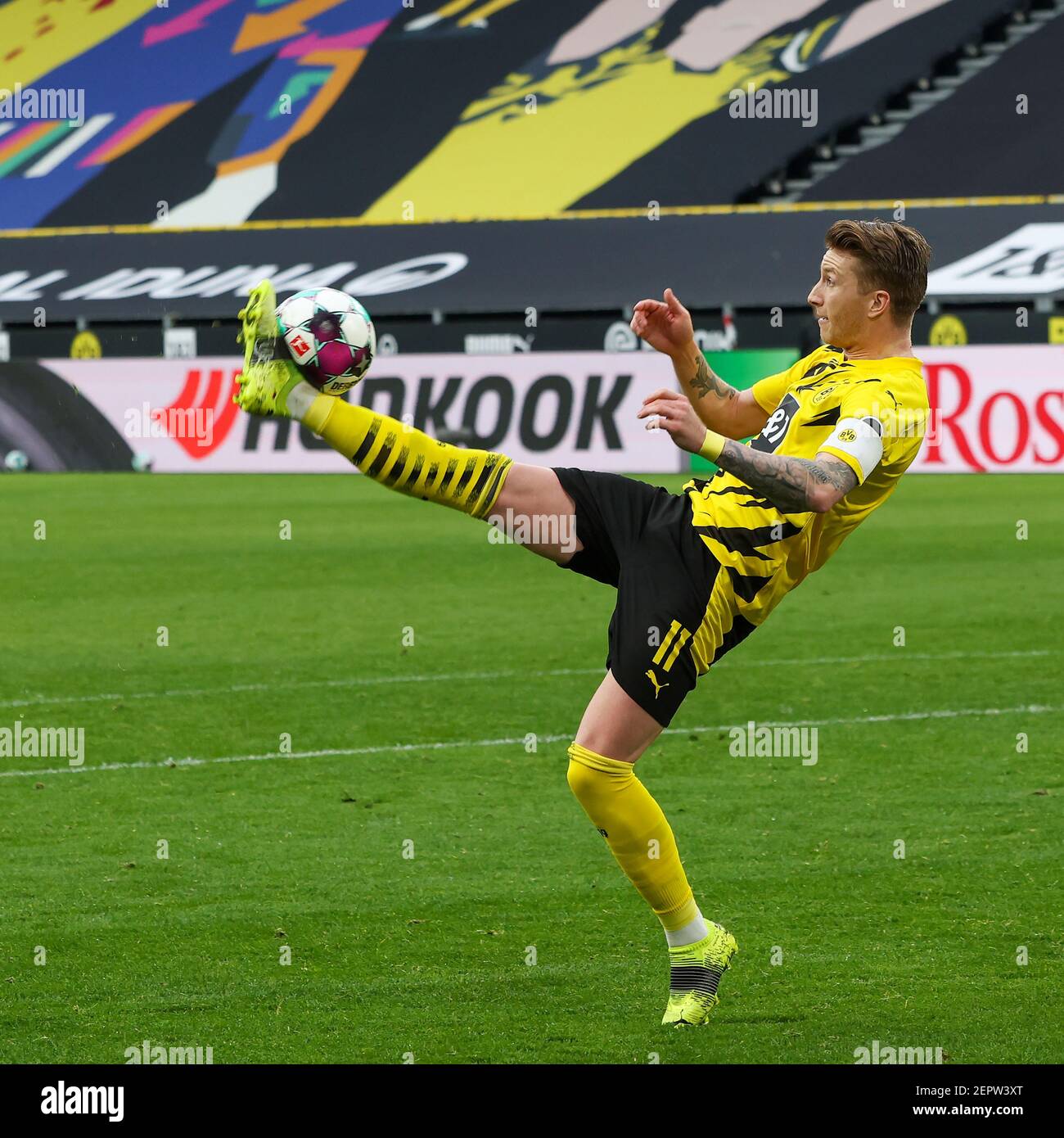 Dortmund, Signal Iduna Park, 27.02.21, Bundesliga: Borussia Dortmund - Arminia Bielefeld Bundesliga , Saison 2020 , 2021 , Bundesliga: Borussia Dortmund - Arminia Bielefeld Bild: Marco Reus (Borussia Dortmund) Joachim Bywaletz / jb-sportfota Foto Stock