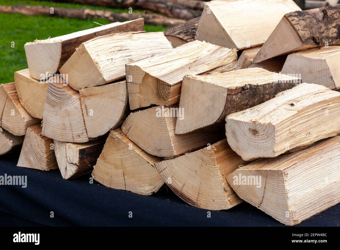 Legna da ardere di tronchi tagliata pila di legno pronta per l'uso nel camino in inverno, foto stock Foto Stock