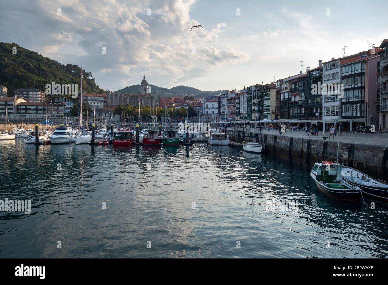 Lekeitio villaggio vista, uno dei più importanti porti di pesca della costa basca nella costa settentrionale della Spagna Foto Stock