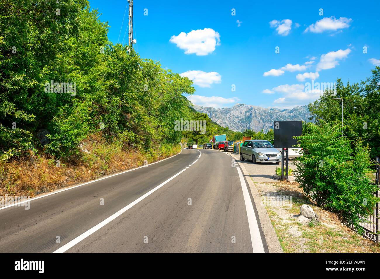 Paesaggio con l'immagine della strada di montagna in Montenegro Foto Stock
