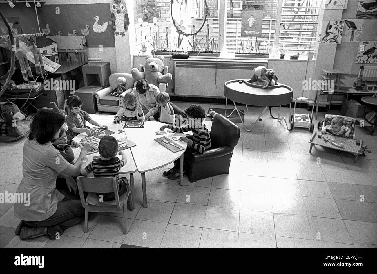 Ospedale Ward Cardiff per bambini. Bambini che hanno un periodo di gioco Foto Stock