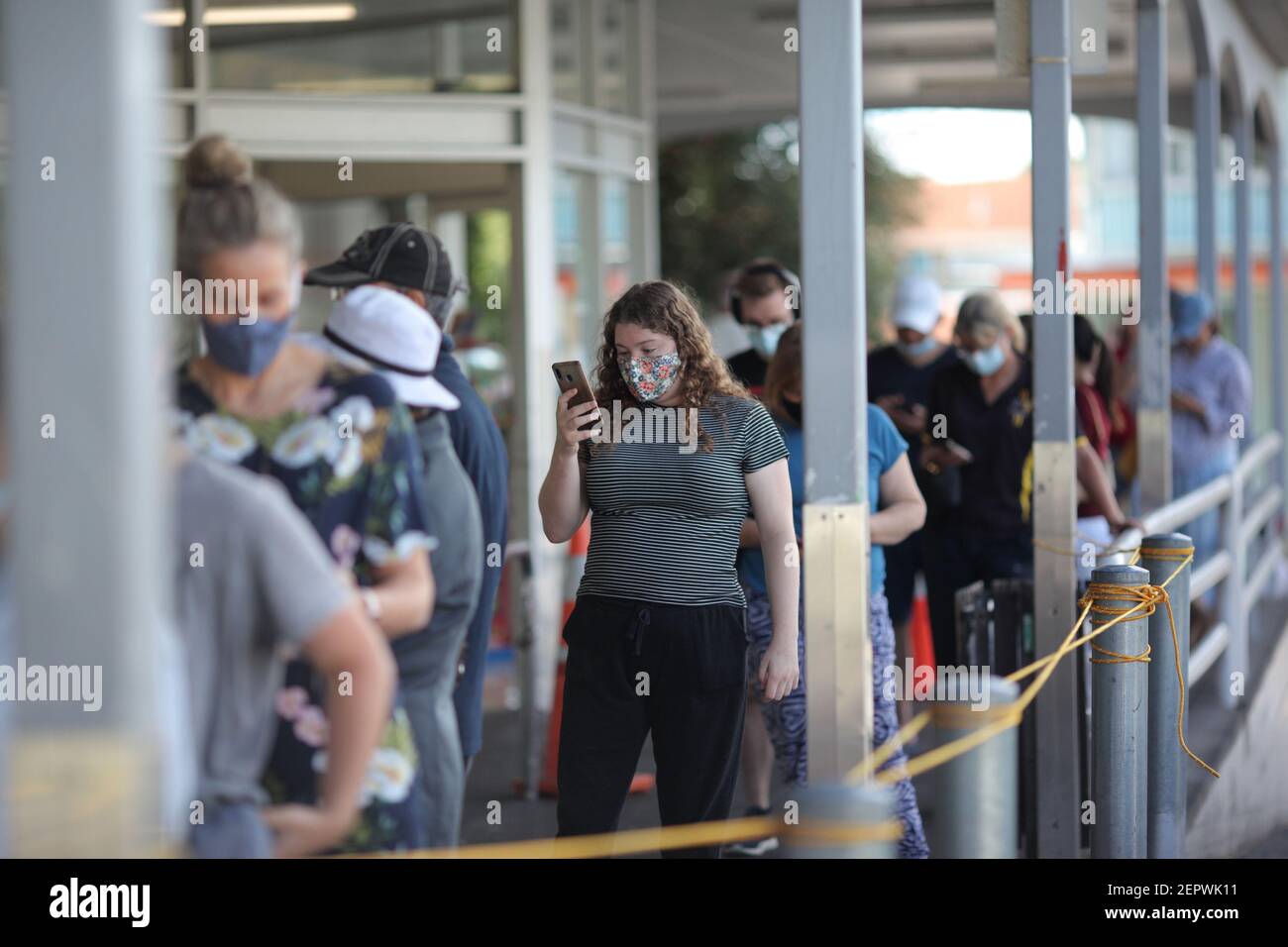 Auckland, Nuova Zelanda. 28 Feb 2021. I cittadini che indossano maschere facciali aspettano in fila per acquistare merci in un supermercato ad Auckland, Nuova Zelanda, 28 febbraio 2021. Auckland, la città più grande della Nuova Zelanda, si sposterà dal COVID-19 Alert Level 1 al Alert Level 3 e il resto del paese al Alert Level 2 dalle 6:00 di domenica mattina, il primo ministro Jacinda Ardern ha annunciato in occasione di una conferenza stampa urgente il sabato sera. Credit: Zhao Gang/Xinhua/Alamy Live News Foto Stock