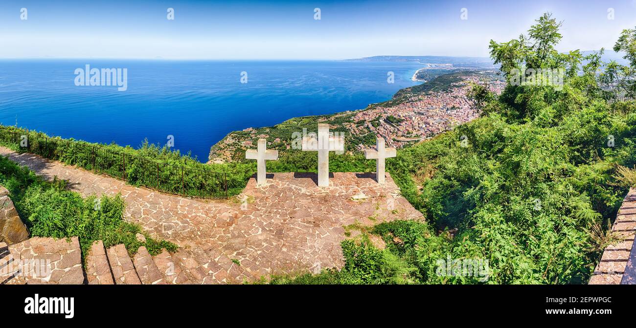 Le tre Iconiche Croci sulla cima del Monte Sant'Elia si affacciano sulla  città di Palmi sul Mar Tirreno, in Italia Foto stock - Alamy