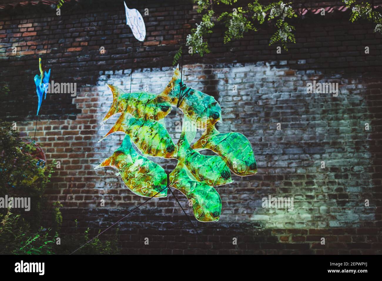 Lublino, Polonia - 1 giugno 2019: Decorazioni artistiche illuminate di pesci a Zaułek Hartwigów durante la notte della cultura (NOC Kultury) nella città vecchia Foto Stock