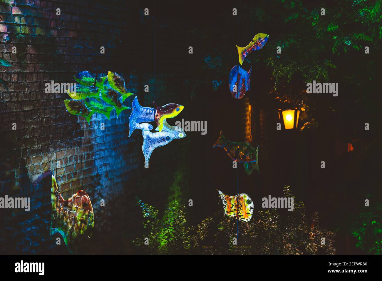 Lublino, Polonia - 1 giugno 2019: Decorazioni artistiche illuminate di pesci a Zaułek Hartwigów durante la notte della cultura (NOC Kultury) nella città vecchia Foto Stock