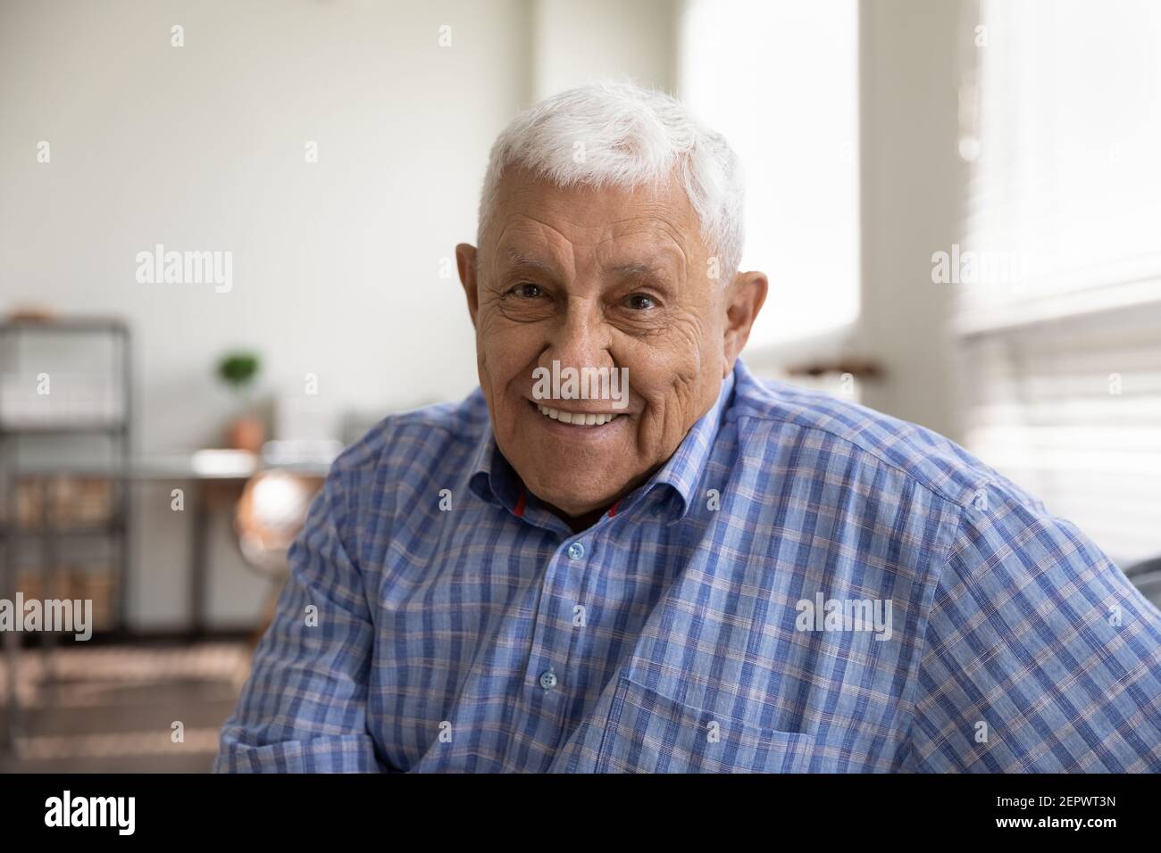 Foto ritratto di testa sorridente uomo maturo guardando la fotocamera Foto Stock