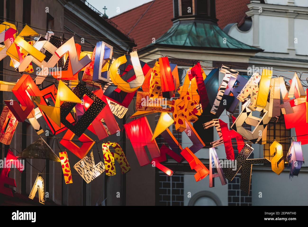 Lublino, Polonia - 1 giugno 2019: Lettere illuminate come decorazioni d'arte in via Złota durante la notte della cultura (NOC Kultury) nella città vecchia Foto Stock