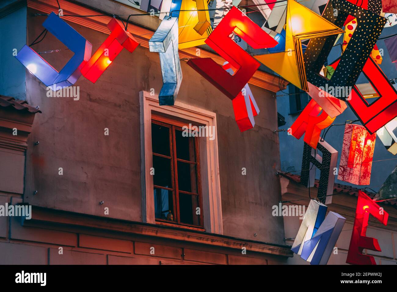 Lublino, Polonia - 1 giugno 2019: Lettere illuminate come decorazioni d'arte in via Złota durante la notte della cultura (NOC Kultury) nella città vecchia Foto Stock