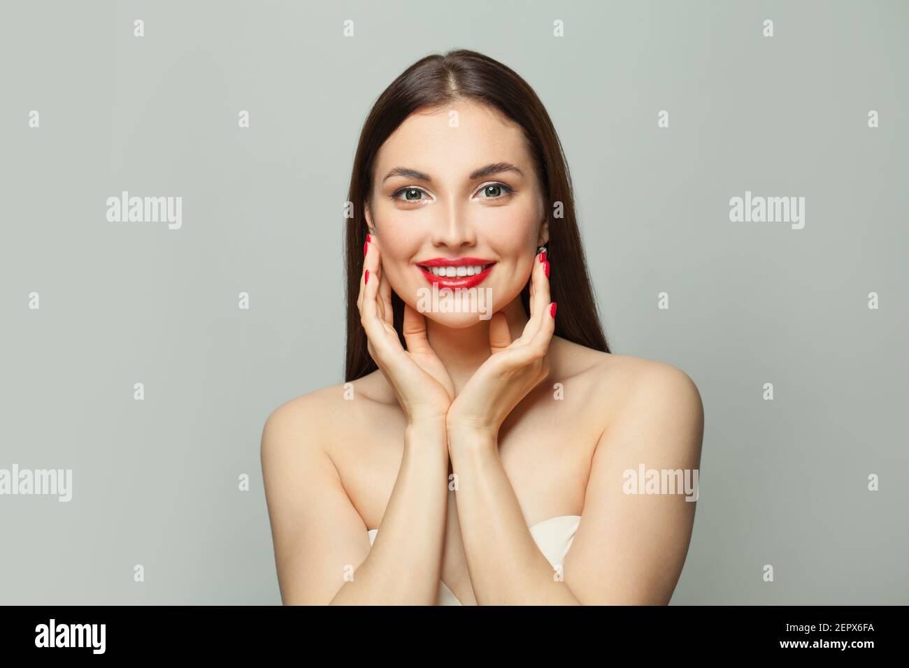 Felice giovane donna spa modello con pelle trasparente su bianco sfondo Foto Stock