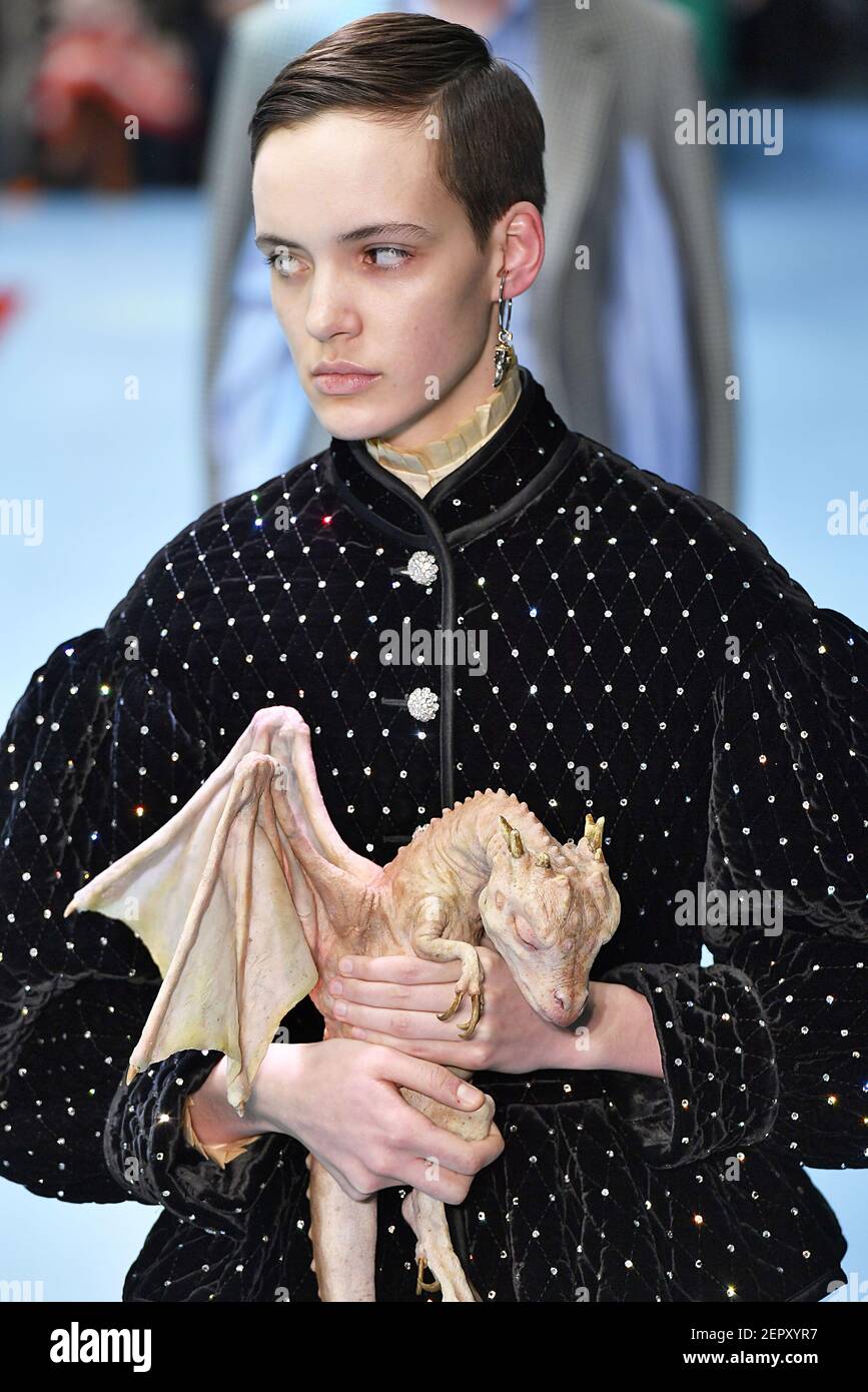 Model Oslo Grace cammina sulla pista durante il Gucci Fashion Show di  Milano Womenswear Autunno Inverno 2018-2019 tenutosi a Milano il 21  febbraio 2018. (Foto di Jonas Gustavsson/Sipa USA Foto stock - Alamy