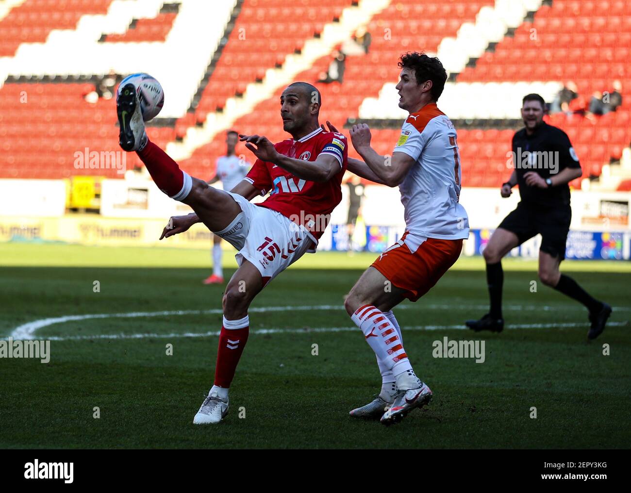 Darren Pratley di Charlton Athletic (a sinistra) controlla la palla durante la partita della Sky Bet League One alla Valley, Londra. Data immagine: Sabato 27 febbraio 2021. Foto Stock