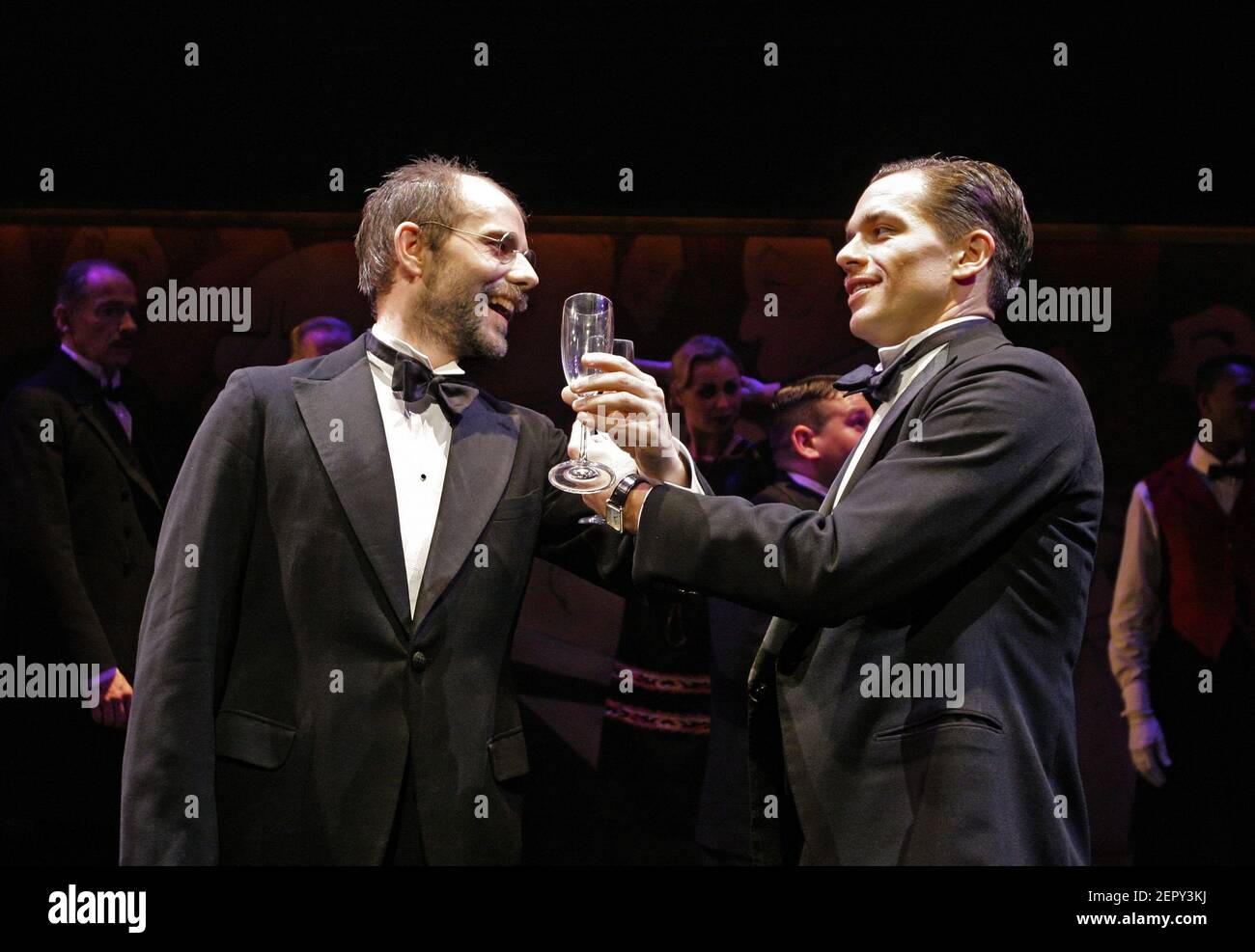 l-r: Daniel Evans (otto Kringelein), Julian Ovenden (Baron Felix von Gaigern) in GRAND HOTEL al Donmar Warehouse, Londra WC2 29/11/2004 libro: Luther Davis musica & testi: Robert Wright & George Forrest disegno: Christopher Oram illuminazione: Hugh Vanstone coreografia: Adam Cooper regista: Michael Grandage Foto Stock