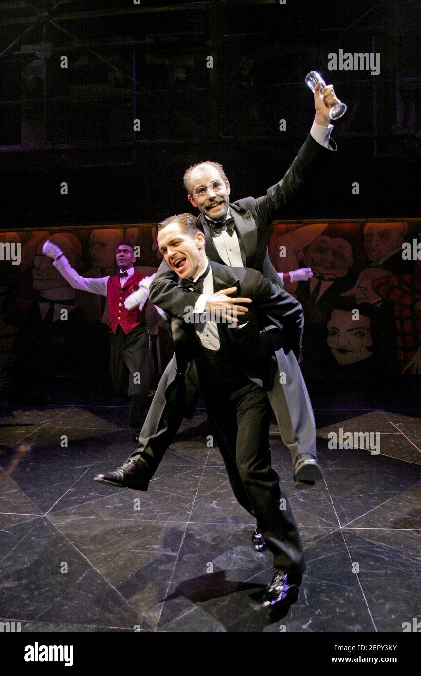 Julian Ovenden (Baron Felix von Gaigern), Daniel Evans (otto Kringelein - sopra) in GRAND HOTEL al Donmar Warehouse, Londra WC2 29/11/2004 libro: Luther Davis musica & testi: Robert Wright & George Forrest design: Christopher Oram illuminazione: Hugh Vanstone coreografia: Adam Cooper regista: Michael Grandage Foto Stock