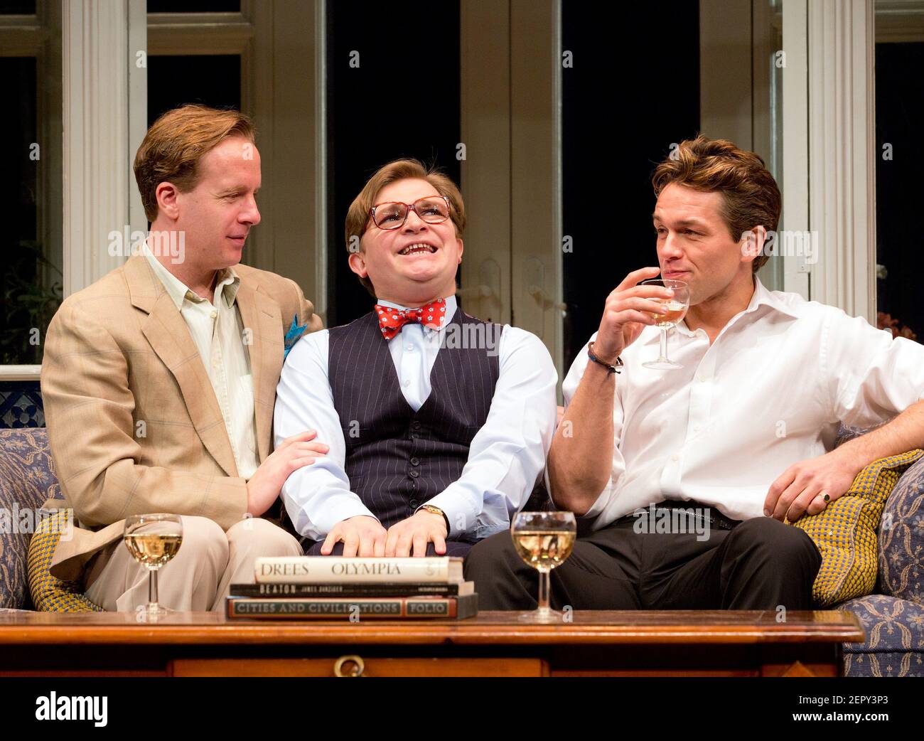 l-r: Geoffrey Streatfeild (Daniel), Jonathan Broadbent (Guy), Julian Ovenden (John) nella MIA NOTTE CON REG di Kevin Elyot all'Apollo Theatre, Londra W1 23/01/2015 a Donmar Warehouse 2014 design di produzione: Peter McKintosh illuminazione: Paul Pyant regista: Robert Hastie Foto Stock